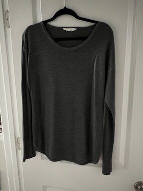 Classic Scoop Neck Long-Sleeve Sweater in Charcoal